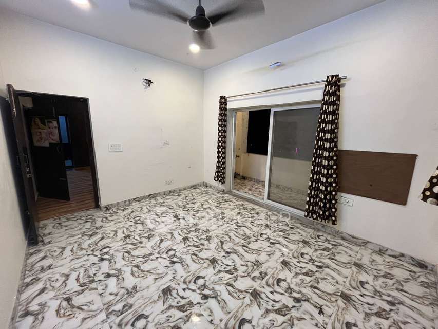 3 BHK Flat In Sanjay Lake View Aparments, Patparganj, New Delhi for Rent  In Patparganj, New Delhi