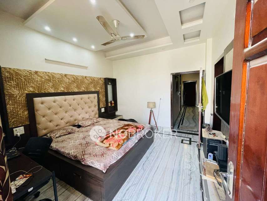 Shared Room for Male In 4 BHK  In Sector 51