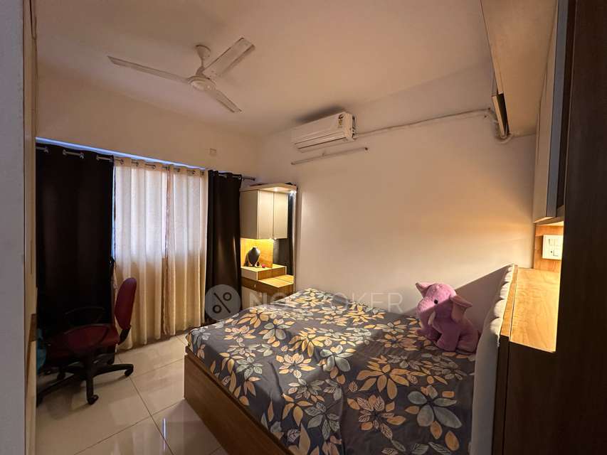 2 BHK Flat In Amanora Gold Towers, Hadapsar for Rent  In  Amanora Park Town, Pune