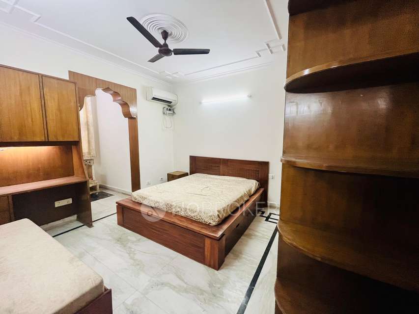 2 BHK Flat In Himgiri Apartments, Sector 34 for Rent  In Sector 34