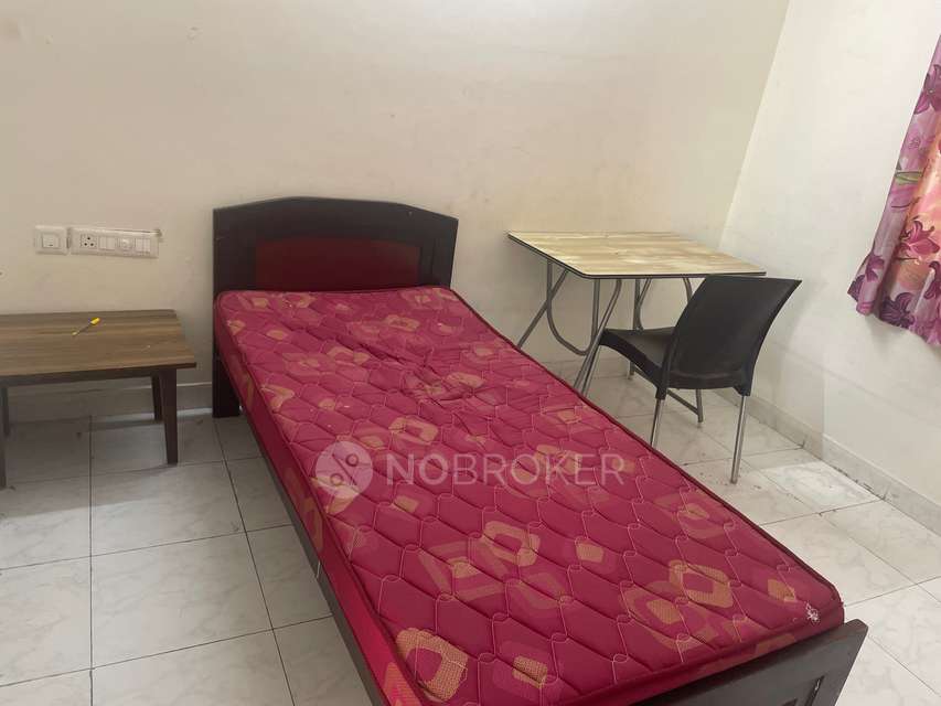 Single Room for Female In 3 BHK  In Mantri Celestia In Gachibowli