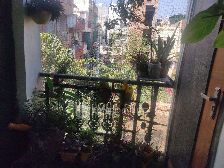 1 BHK Flat In Standalone Building  for Rent  In Janakpuri