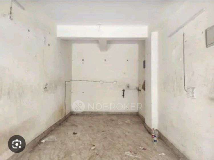 Shop in Amarpali Golf Homes Gate No. 2, Greater Noida for Rent 