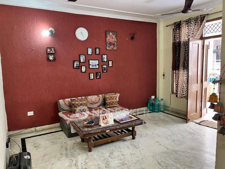 Single Room for Female In 2 BHK  In Dlf Phase 3, Sector 24