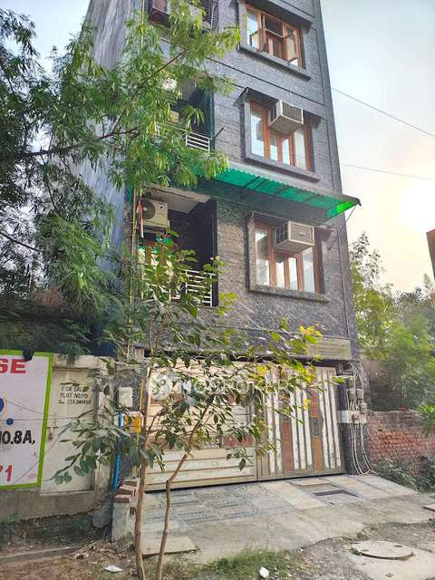 Shared Room for Female In 2 BHK  In Lake View Resdency In Dwarka 
