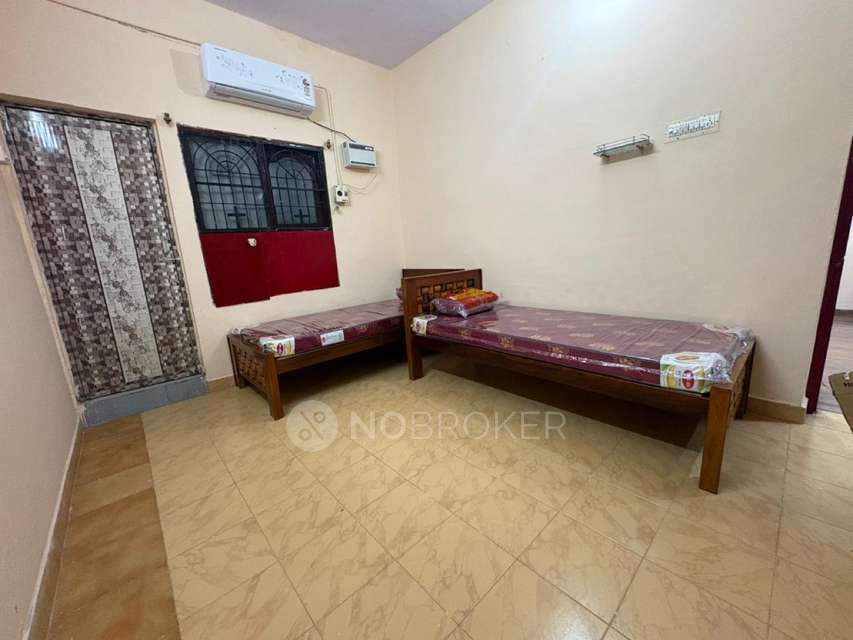 Shared Room for Female In 2 BHK  In Palavakkam