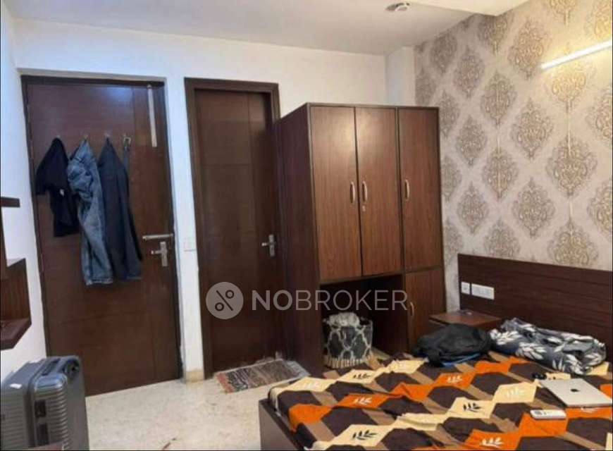 Single Room for Male In 4 BHK  In Sector 42