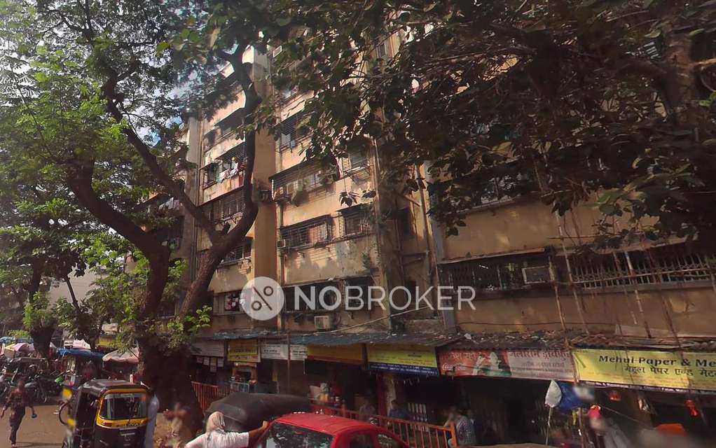 Shared Room for  In 1 BHK  In Mansarovar Society In Malad West