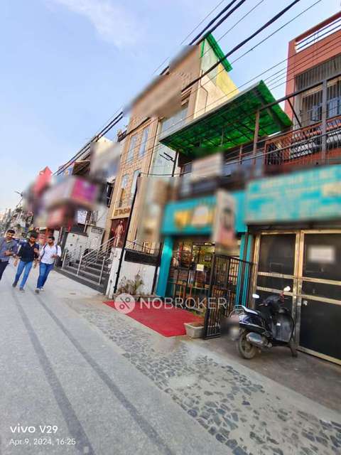 Showroom in Pitampura, Delhi for Rent 