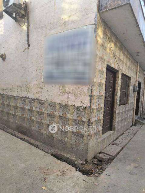 1 BHK Flat In Standlone Building for Rent  In Sector 52