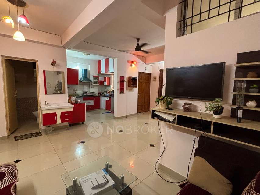 Single Room for Female In 2 BHK  In Heritage 10 In Brookefield