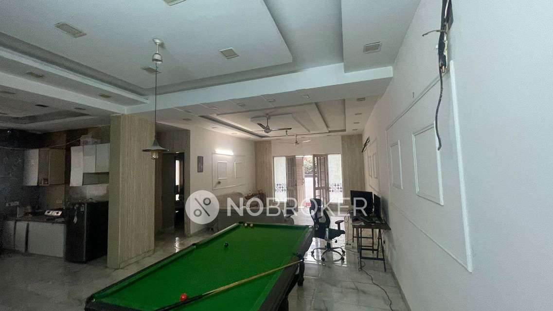 Single Room for Male In 3 BHK  In Sector 46