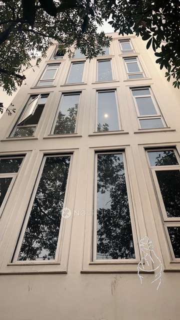 Single Room for Female In 4 BHK  In Sector 43