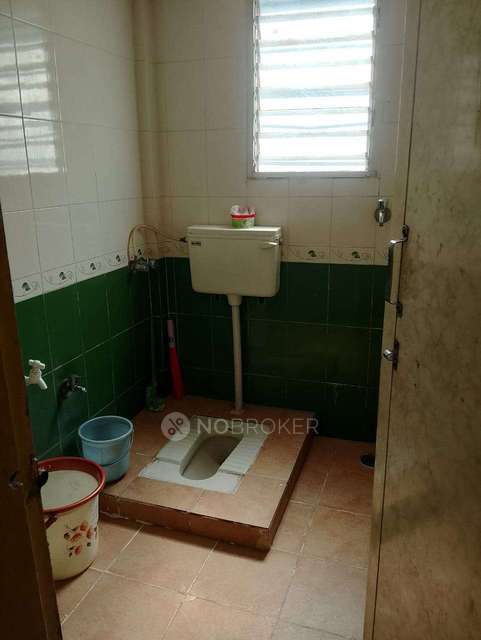 2 BHK Flat In Hatim Manzil for Rent In Burhani Colony Rd