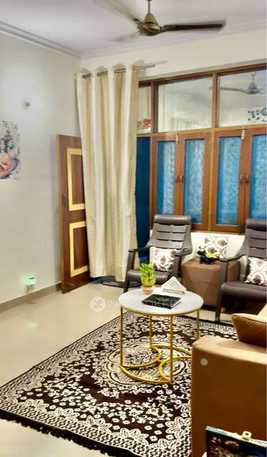 Single Room for Female In 2 BHK  In Amrapali Village In Indirapuram