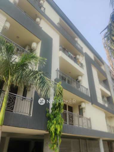 Single Room for Male In 3 BHK  In Grean Avenue  In Sector 43,