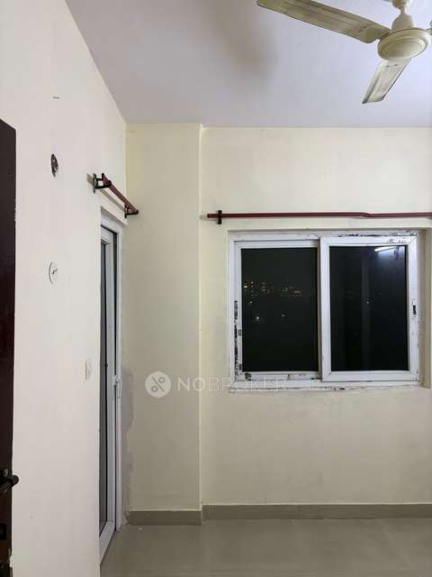 Single Room for Male In 2 BHK  In Nimbus Express Park View In Yamuna Expressway