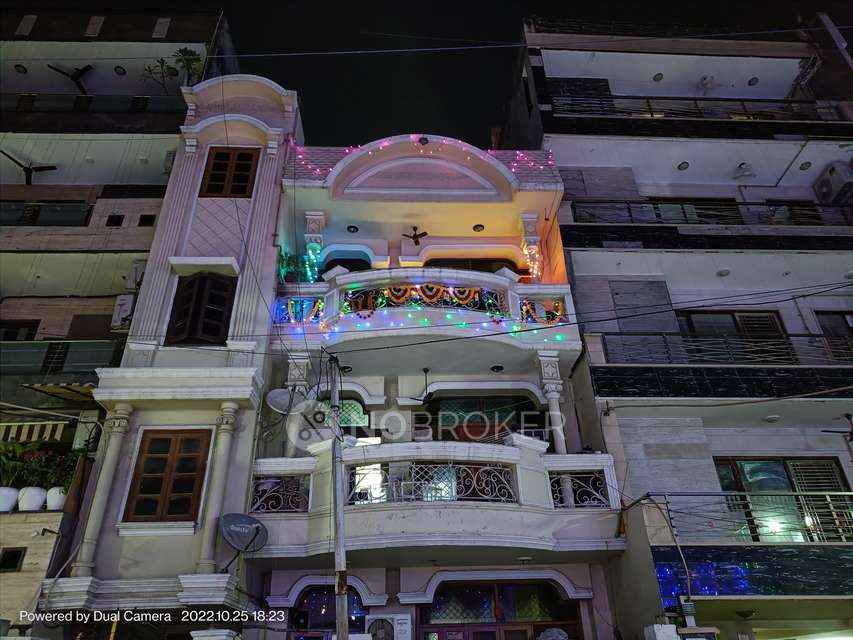 2 BHK Flat In Avtar Enclave For Sale  In Paschim Vihar
