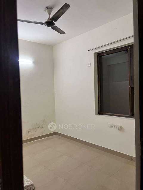 Single Room for Male In 2 BHK  In Sector 28