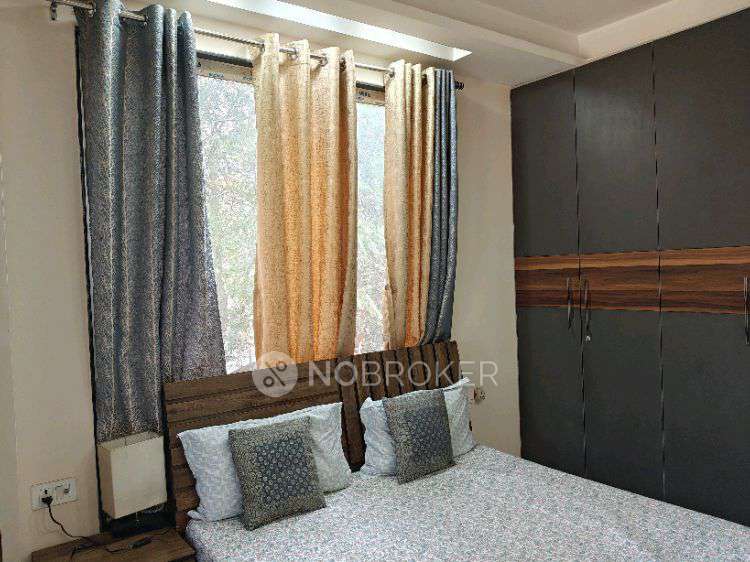 Single Room for Female In 3 BHK  In  Sector 48