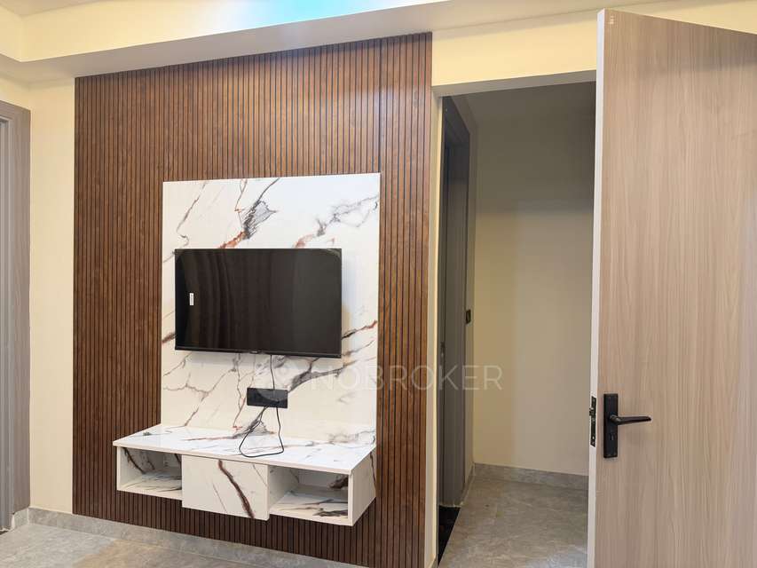 1 BHK Flat In Standlone Building for Rent  In Sector 57