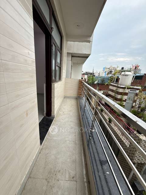 Single Room for Male In 2 BHK  In Sai Niwas, Sector 73 In Sector 73