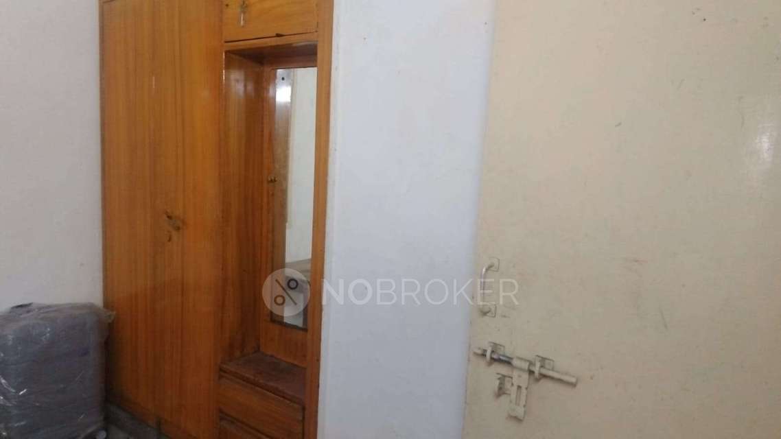 Single Room for Male In 3 BHK  In Sector 25