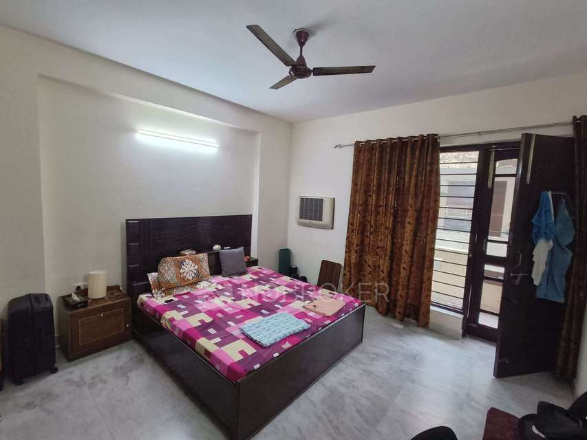 Single Room for Male In 4 BHK  In Sector 25
