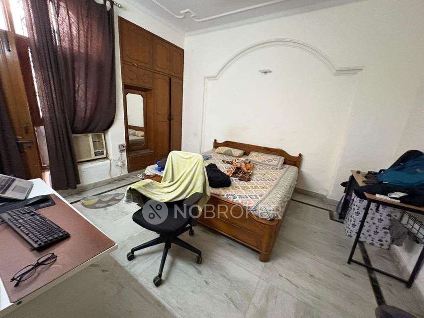 Single Room for Male In 3 BHK  In Sector 39