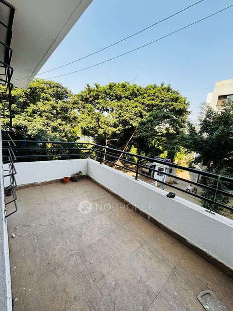 Single Room for Female In 2 BHK  In Vanashree Apartments In Hadapsar