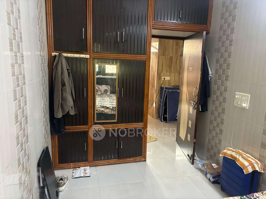 Single Room for Male In 1 BHK  In Sector 17a