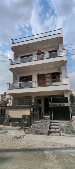 2 BHK Flat In Standlone Building for Rent  In Sector 62