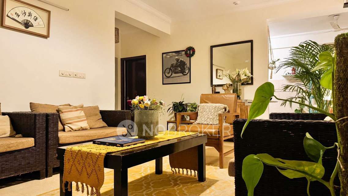 Single Room for Female In 3 BHK  In Parsvnath Greenville, Sector 48 In Sector 48