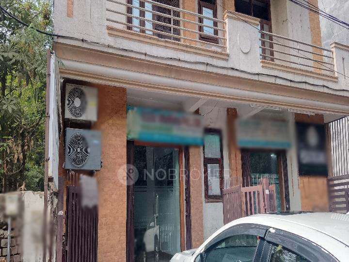 Shared Room for Female In 3 BHK  In Green Gaur In Indirapuram