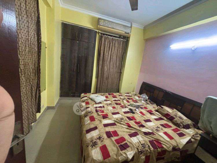 Single Room for Male In 2 BHK  In Amrapali Princely Estate In Sector 76