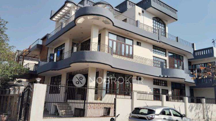 PG for Boys in Nsez Metro Station (nmrc)