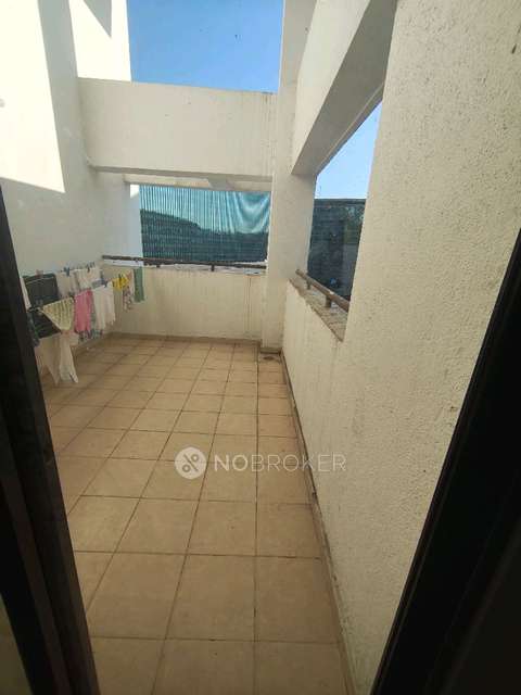 Single Room for Male In 3 BHK  In Gera Emerald City South Kharadi In Gera Emerald City South