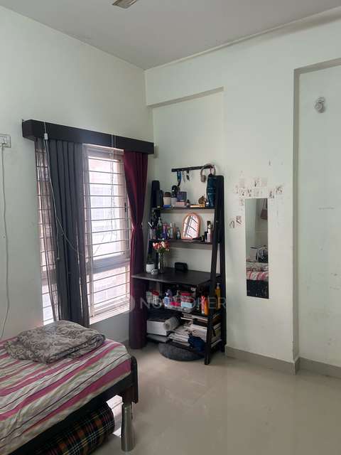 Single Room for Female In 3 BHK  In Sai Signature In Nanakramguda