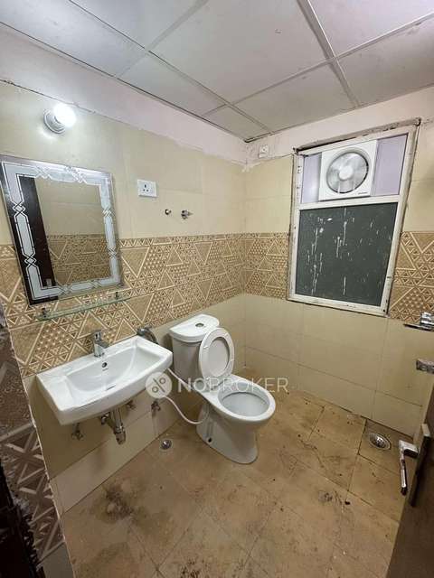 2 BHK Flat In Amrapali Golf Homes For Sale  In  Sector 4