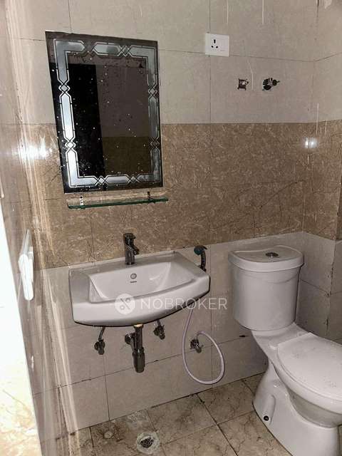 2 BHK Flat In Amrapali Golf Homes For Sale  In  Sector 4