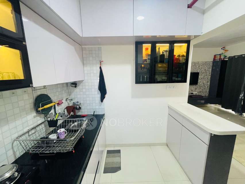 Single Room for Female In 2 BHK  In Trident Tower In Trident Towers