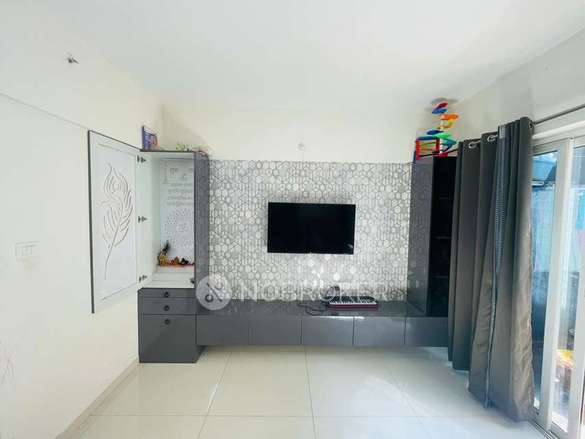 Single Room for Female In 2 BHK  In Trident Tower In Trident Towers