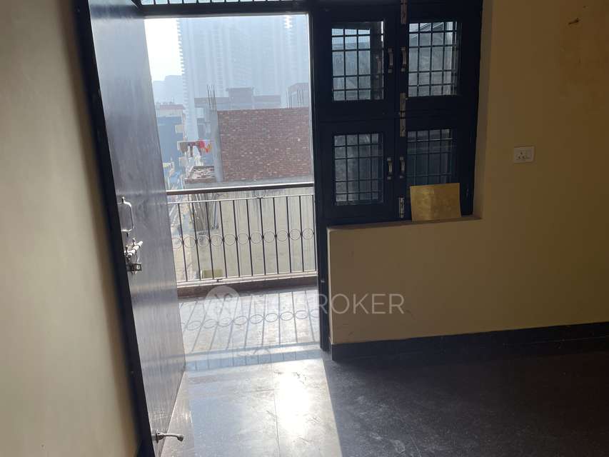 1 RK Flat In New Haibatpur Near Gaur City Mall for Rent  In Sector 4 