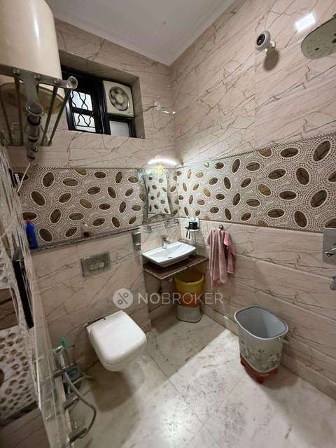 2 BHK Flat In Bi Block Shalimar Bagh For Sale  In Delhi