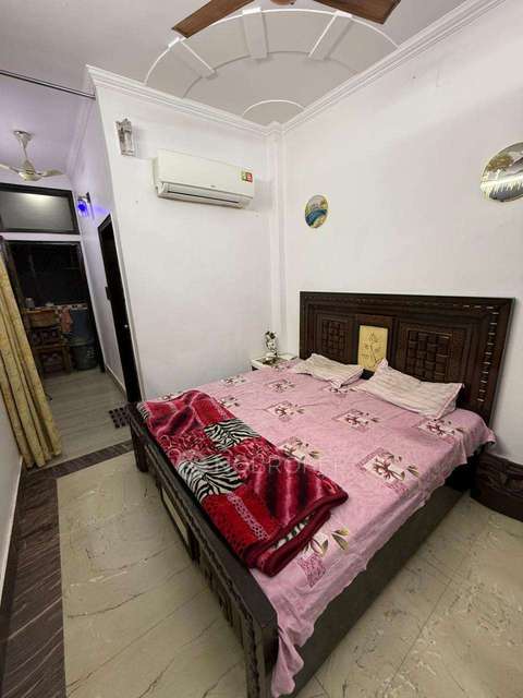 2 BHK Flat In Bi Block Shalimar Bagh For Sale  In Delhi