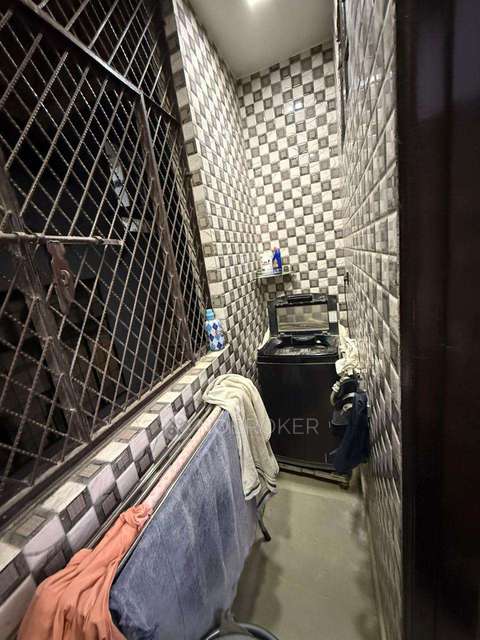 2 BHK Flat In Bi Block Shalimar Bagh For Sale  In Delhi