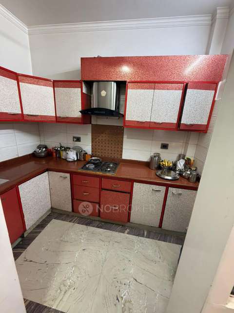 2 BHK Flat In Bi Block Shalimar Bagh For Sale  In Delhi