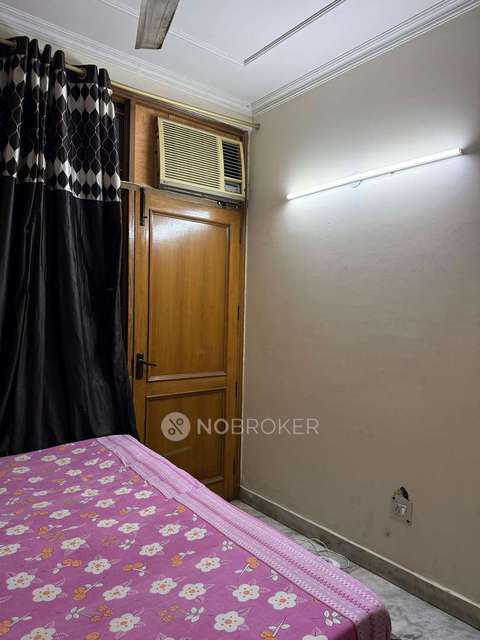 Single Room for Female In 3 BHK  In Apartment In Sant Nagar,east Of Kailash