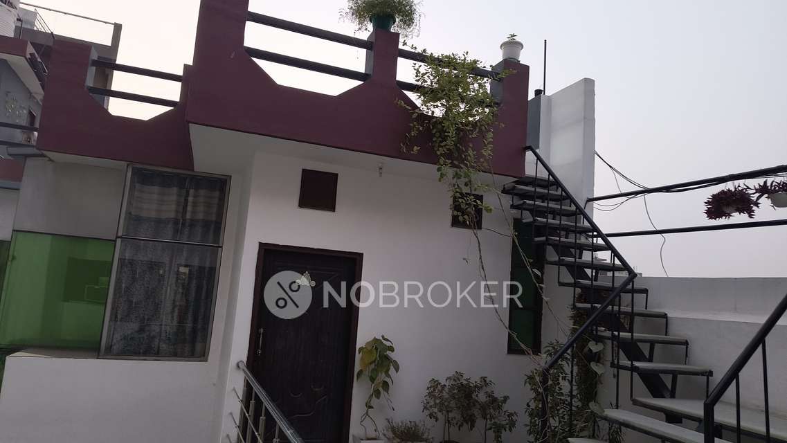 1 RK Flat In Standalone Building  for Rent  In Sector 11