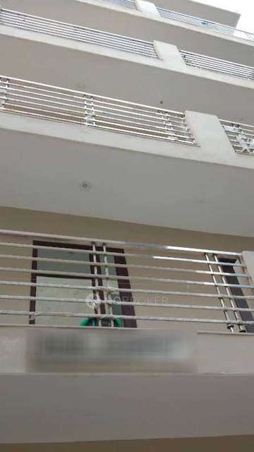 Single Room for Female In 3 BHK  In Sector 15